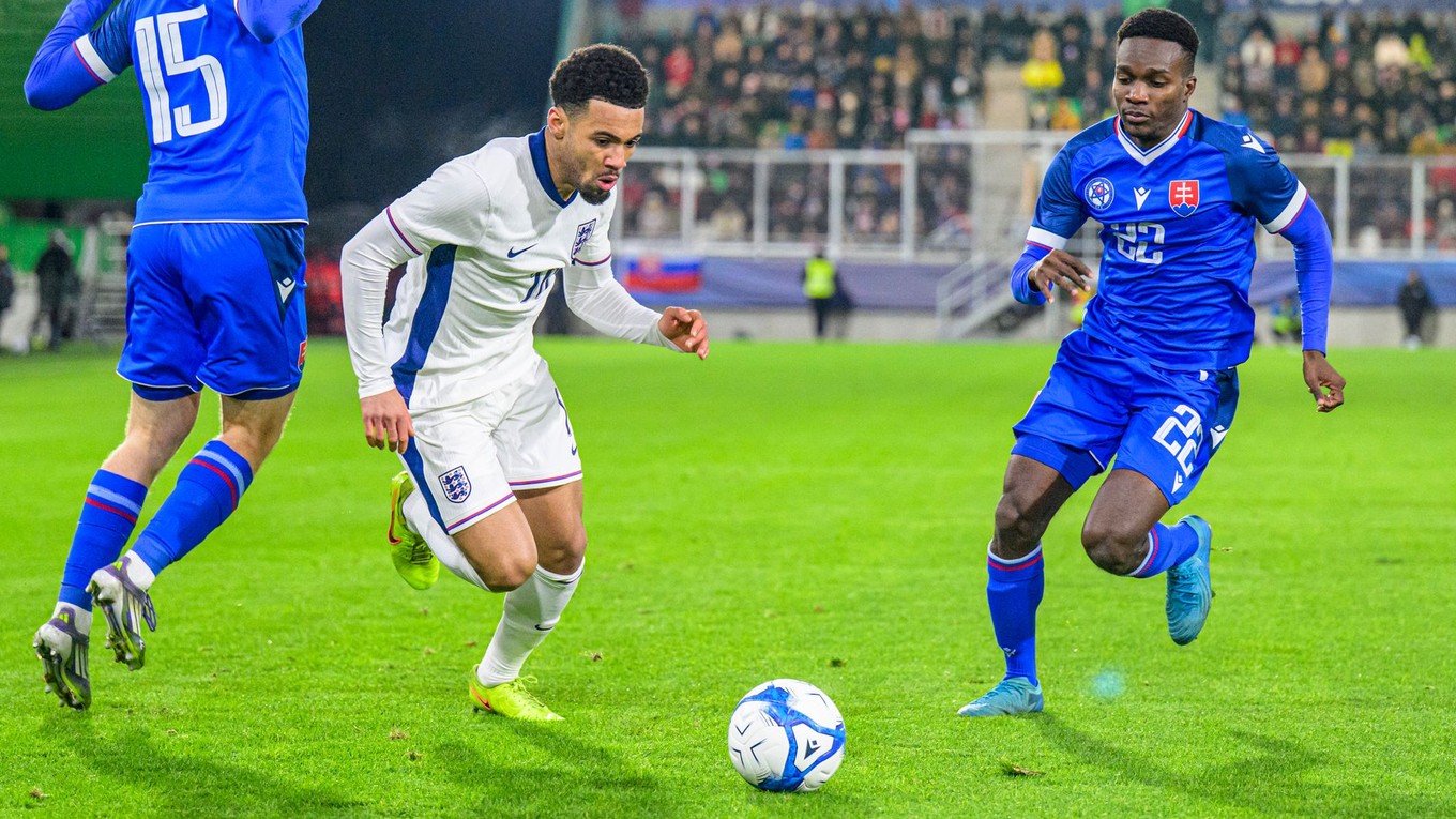 Zľava Daniel Danihel (Slovensko), Ethan Nwaneri (Anglicko) a Samuel Gidi (Slovensko) 