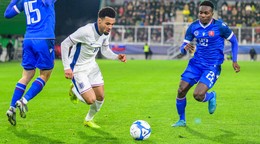 Zľava Daniel Danihel (Slovensko), Ethan Nwaneri (Anglicko) a Samuel Gidi (Slovensko)