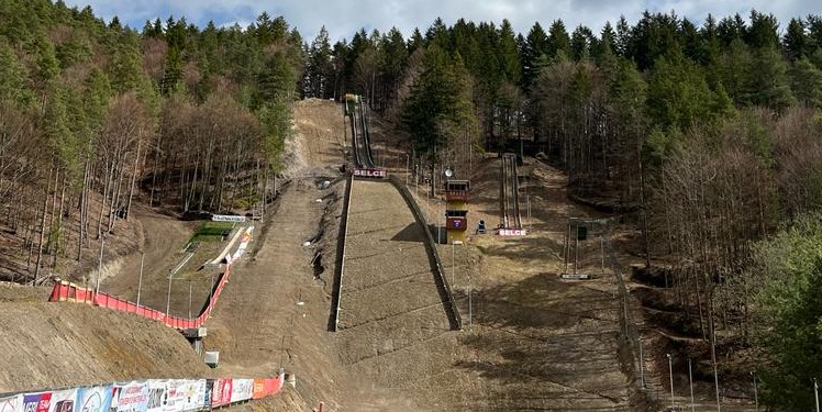 Čo iní nechcú, na Slovensku sa zíde. Nadšenci si priviezli použité doskočisko