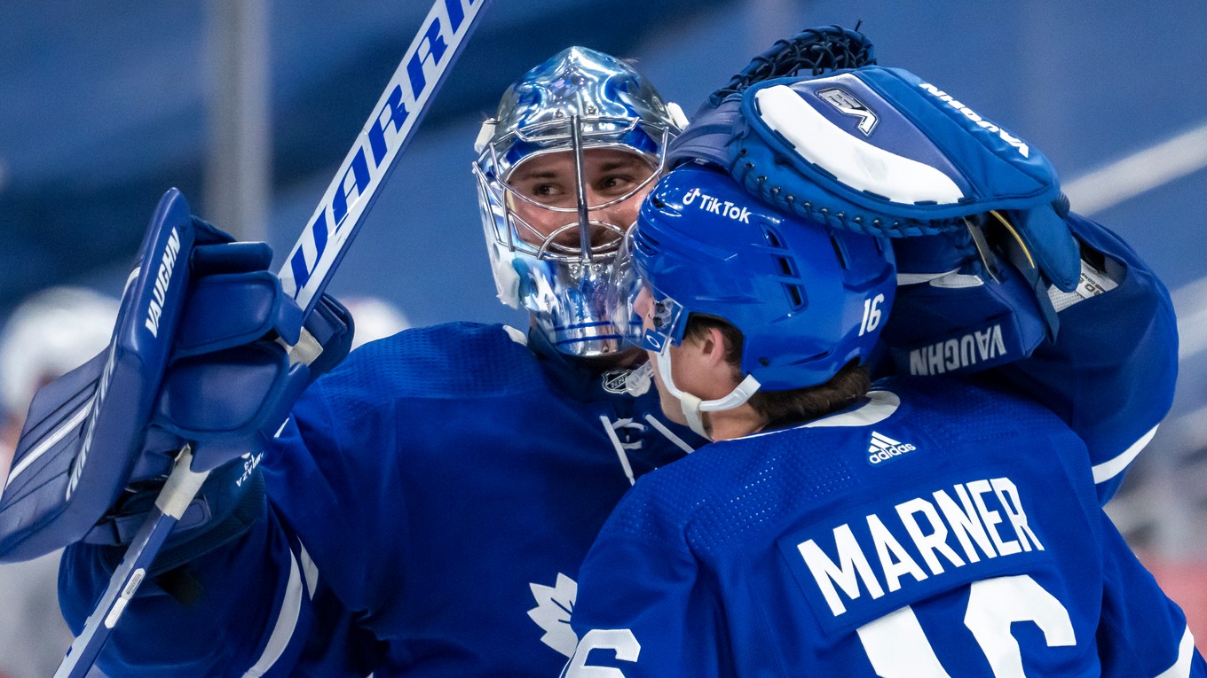 Hráči Toronta Maple Leafs - Petr Mrázek a Mitch Marner.