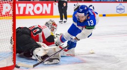 Michal Krištof počas posledného samostatného nájazdu v zápase Slovensko - Rakúsko v skupine A na MS v hokeji 2025. V bránke David Kickert.