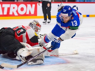 Michal Krištof počas posledného samostatného nájazdu v zápase Slovensko - Rakúsko v skupine A na MS v hokeji 2025. V bránke David Kickert.