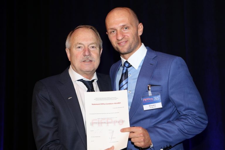 Ján Mucha (vpravo) prevzal z rúk  sekretára FIFPro Thea van Seggelena certifikát.