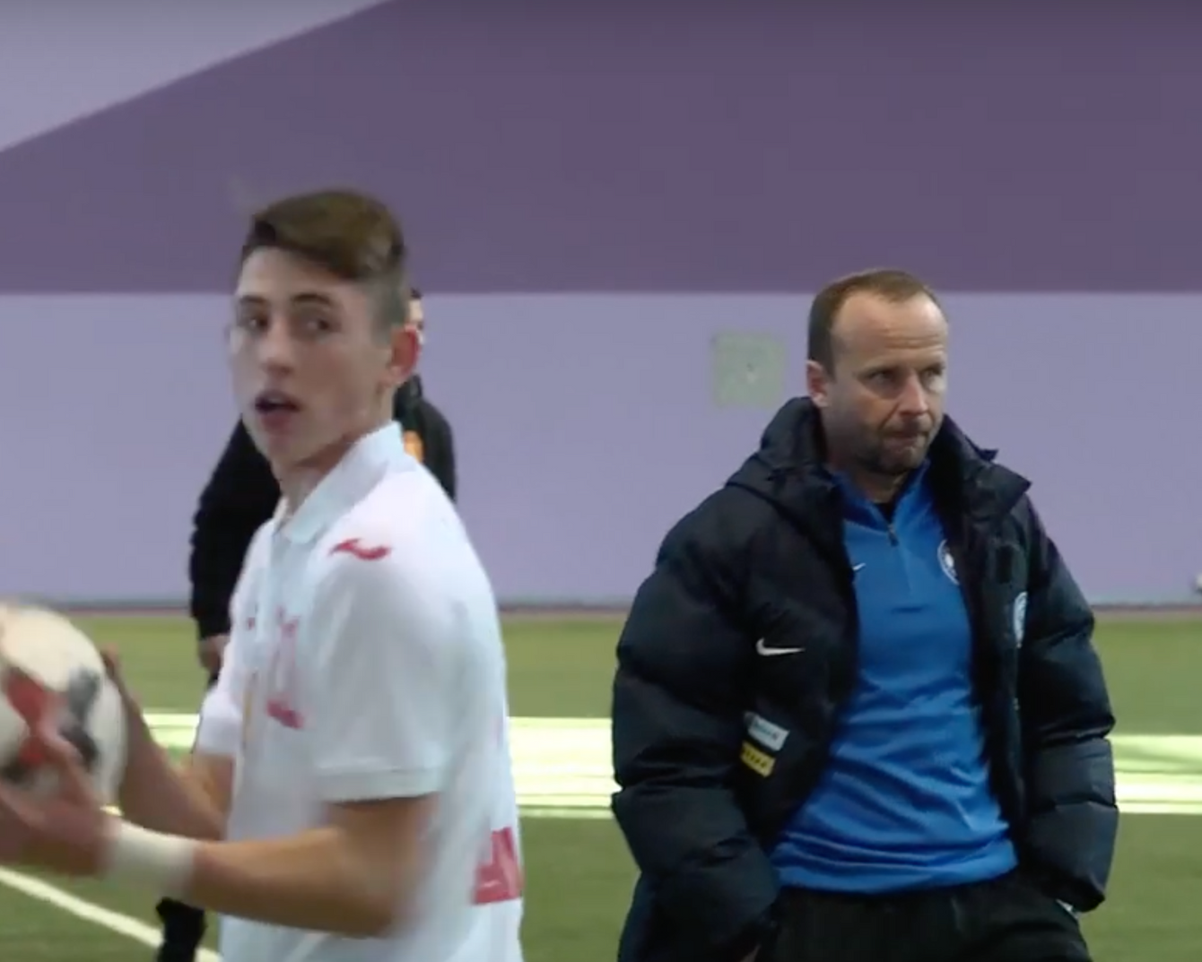 Zamyslený tréner slovenskej sedemnástky Marek Bažík v Minsku.