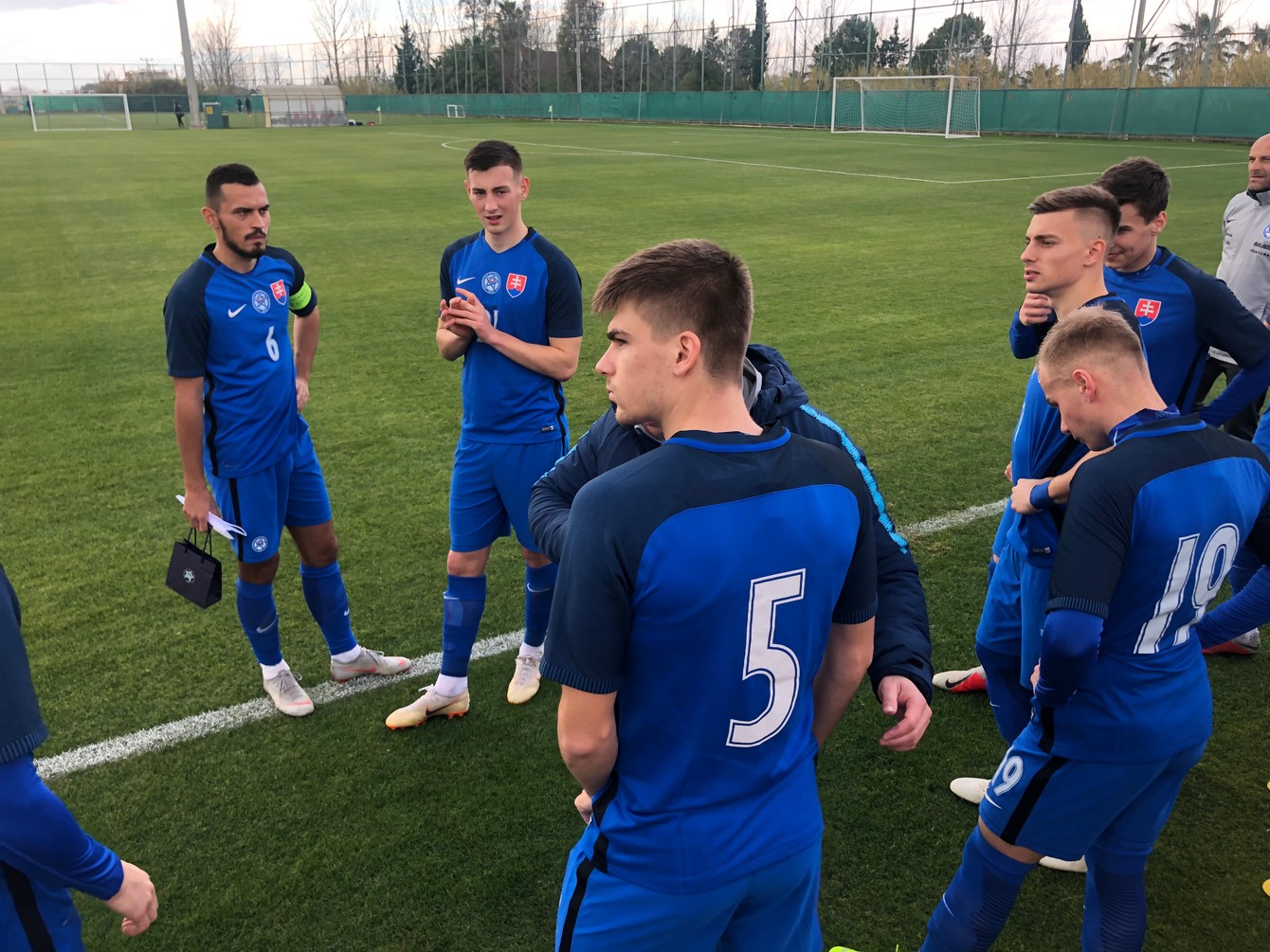 Boženík (druhý zľava) duel s juniormi Fenerbahce Istanbul nedohral.