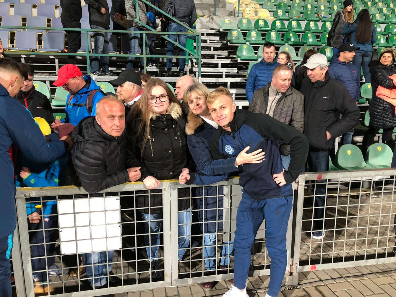 Peter Kolesár si po zápase urobil fotku s rodinnými príslušníkmi.