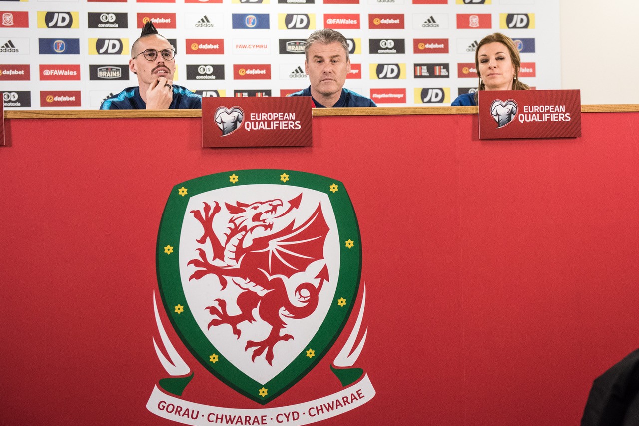 Na predzápaosvej tlačovej konferencii na štadióne v Cardiffe zľava kapitán Marek Hamšík, tréner Pavel Hapal a hovorkyňa Monika Jurigová.