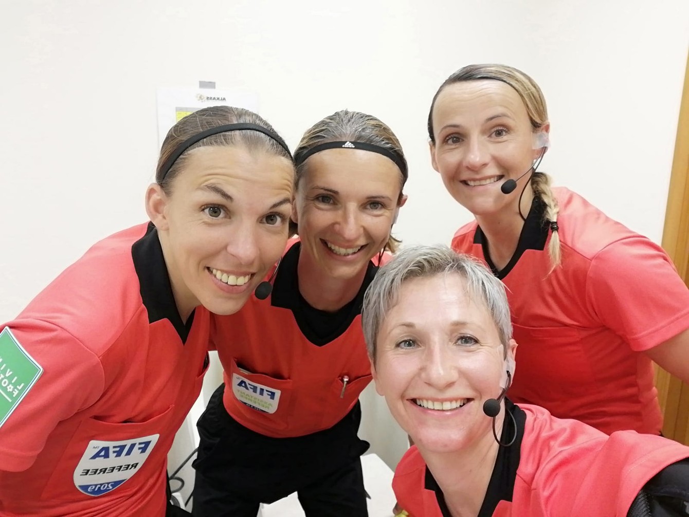 V Katare počas seminára FIFA, zľava Francúzka Stéphanie Frappart, Češka Lucie Ratajová, Mária Súkeníková, pod nimi Češka Jana Adámková.