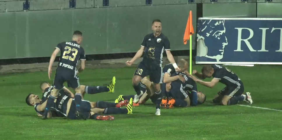 Popradčania oslavujú gól na 2:1 proti FK Pohronie.
