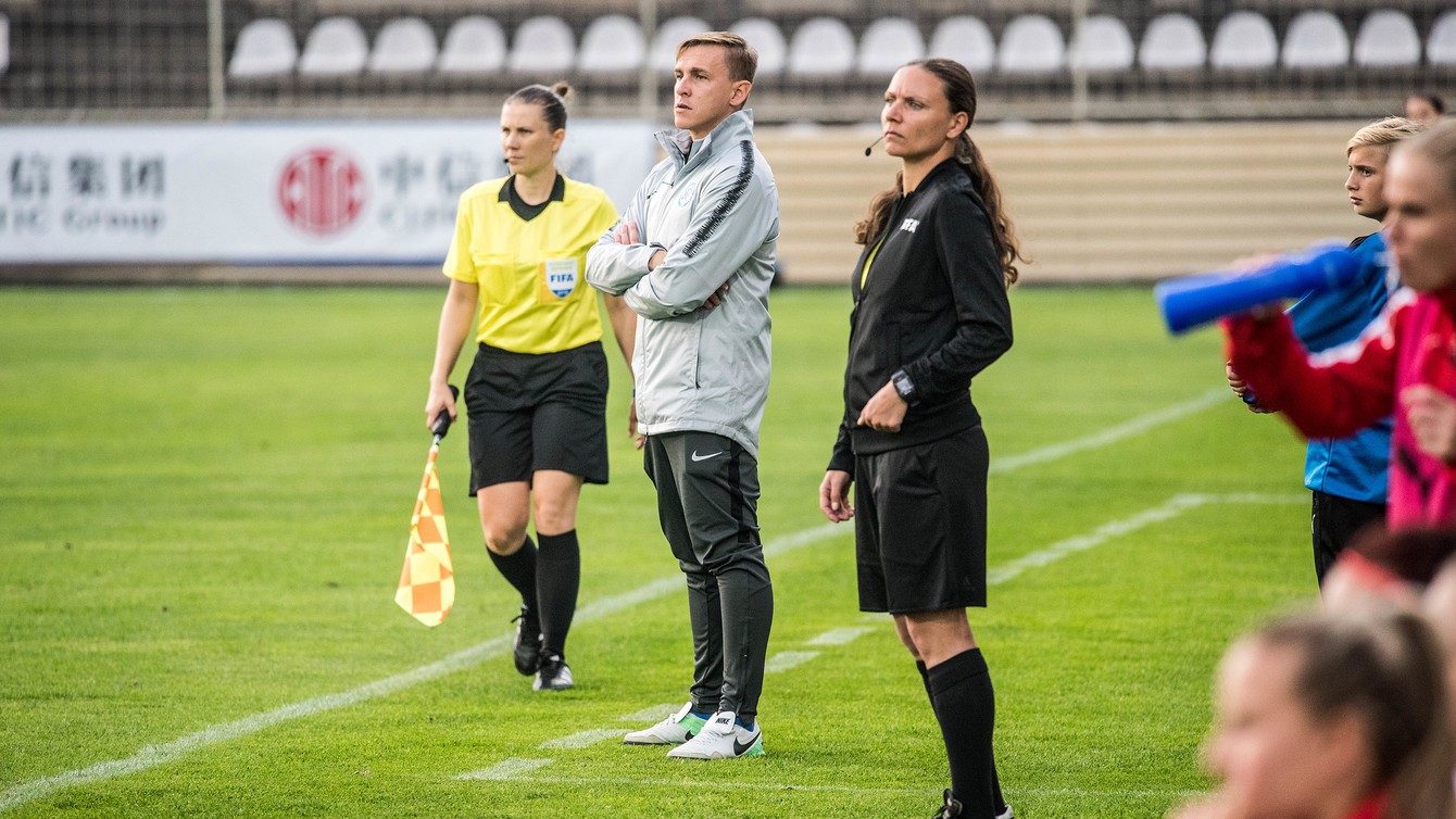 Tréner ženskej reprezentácie Peter Kopúň (v strede) na striedačke počas zápasov neobsedí.
