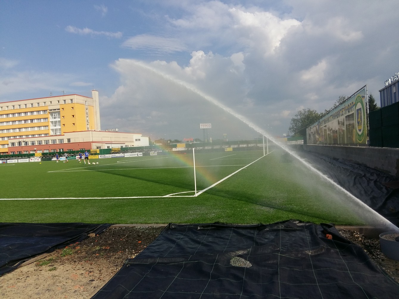 Aj štadión vo Vranove nad Topľou prešiel rekonštrukciou vďaka obdobnému projektu na zlepšenie úrovne športovej infraštruktúry amatérskeho futbalu.