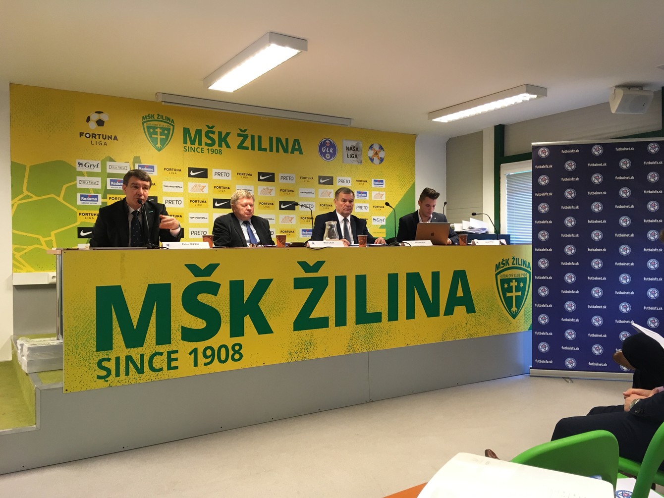 Za hlavným stolom na pracovnom stretnutí sedeli z ľavej strany - Peter Sepeši, Milan Ľalík, Miroslav Vlk a Lukáš Pitek.