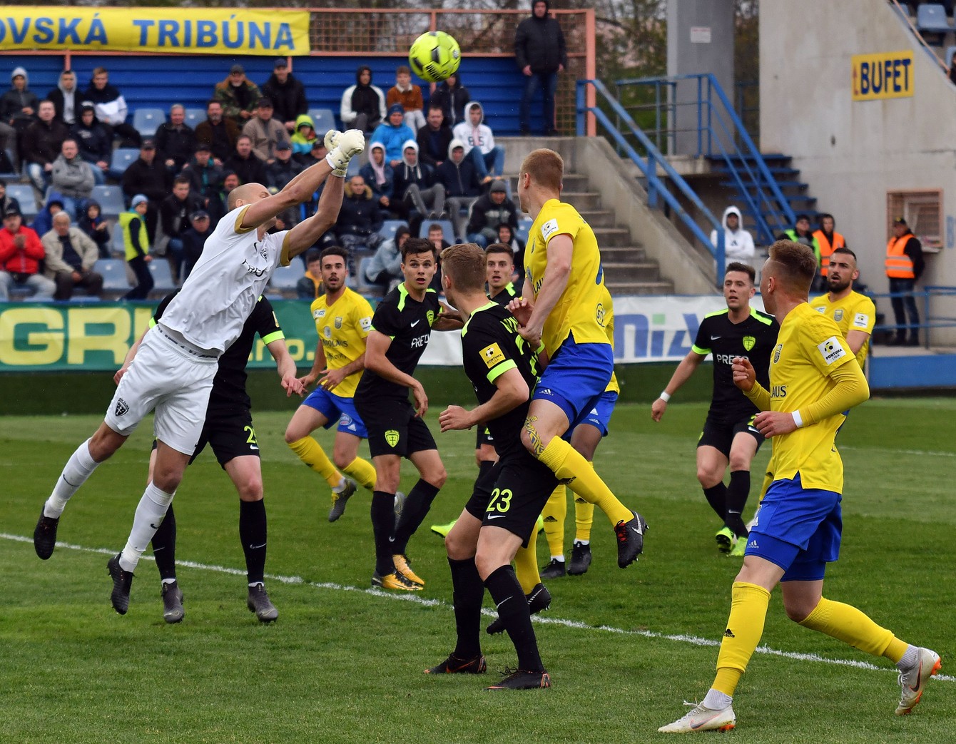 Žilinčania v odvete semifinále Slovnaft Cupu vyhrali na Zemplíne nad Michalovcami 2:0 a postúpili do finále.