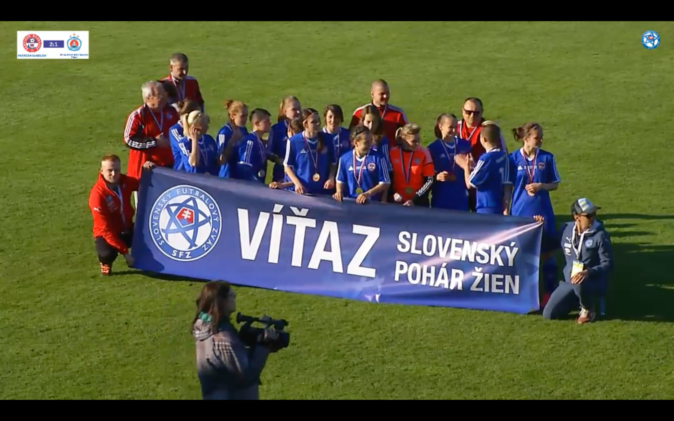 Prvé vzájomné finále pohára v sezóne 2015/16 ovládli Bardejovčanky, ktoré zdolali slovanistky 2:1.