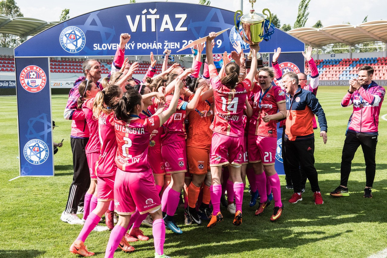 Poslednými víťazkami Slovenského pohára žien sa stali hráčky Bardejova, ktoré slávili triumf v sezóne 2018/19. Aktuálna edícia sa kvôli šíreniu koronavírusu nedohrala.