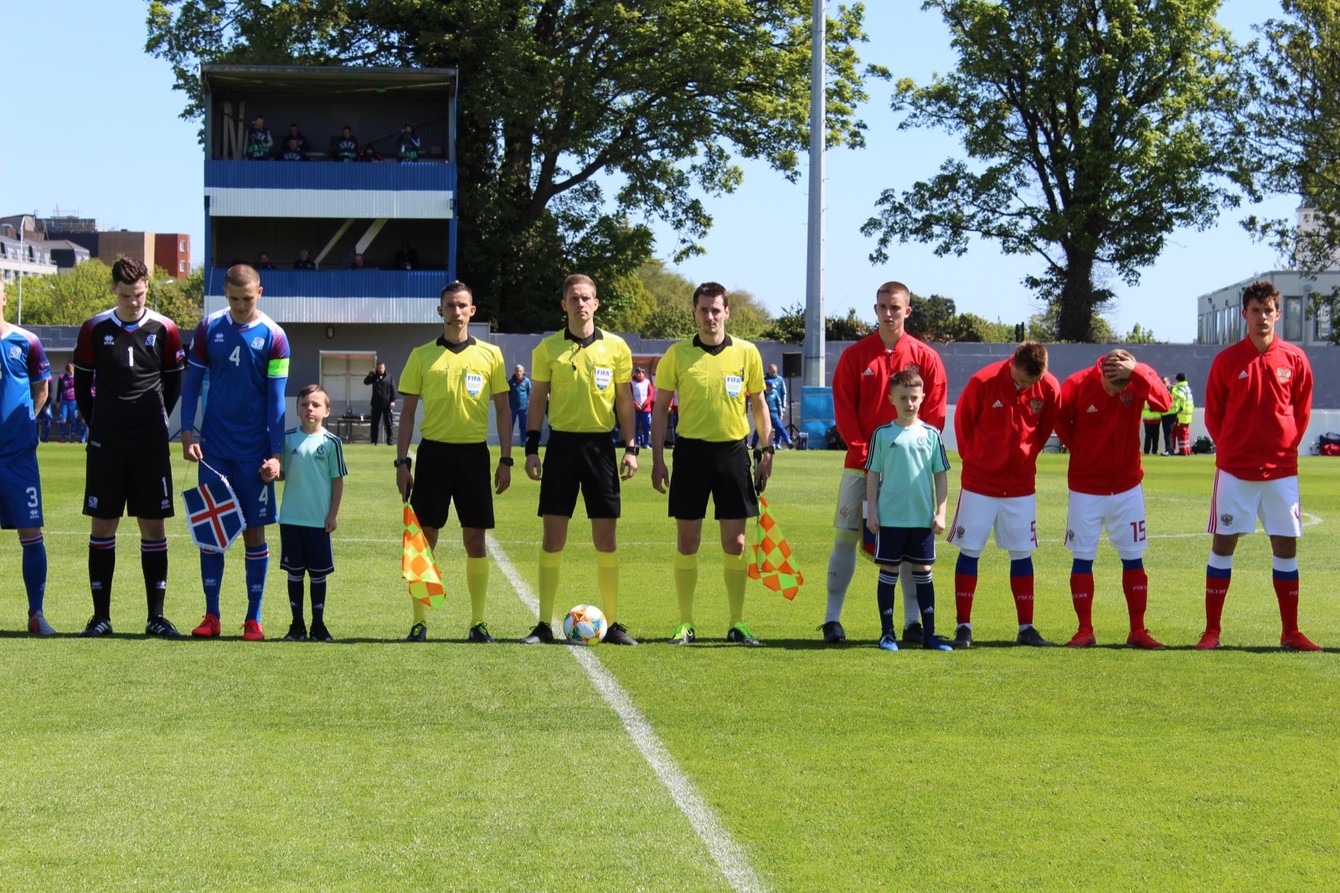 Ferenc (asistent rozhodcu vľavo) pred zápasom Island - Rusko.