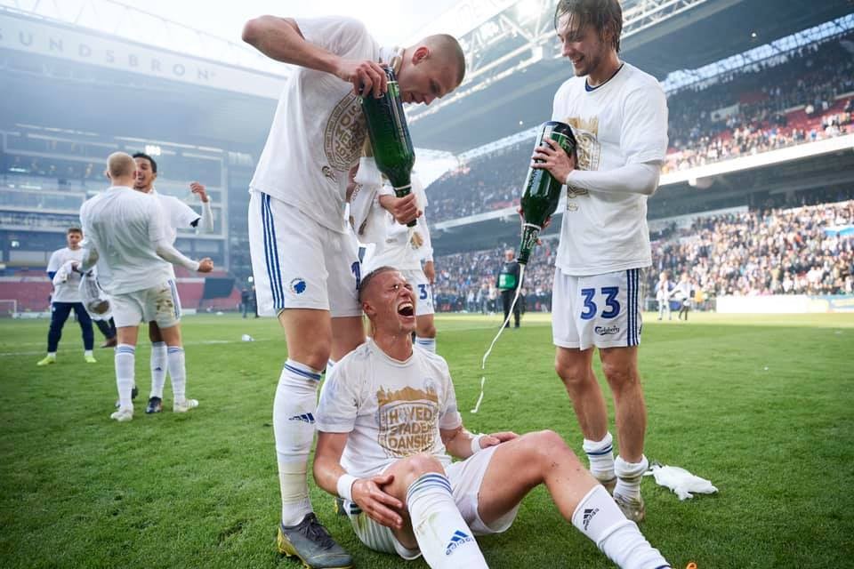 Vavro oslavuje so šampanským.