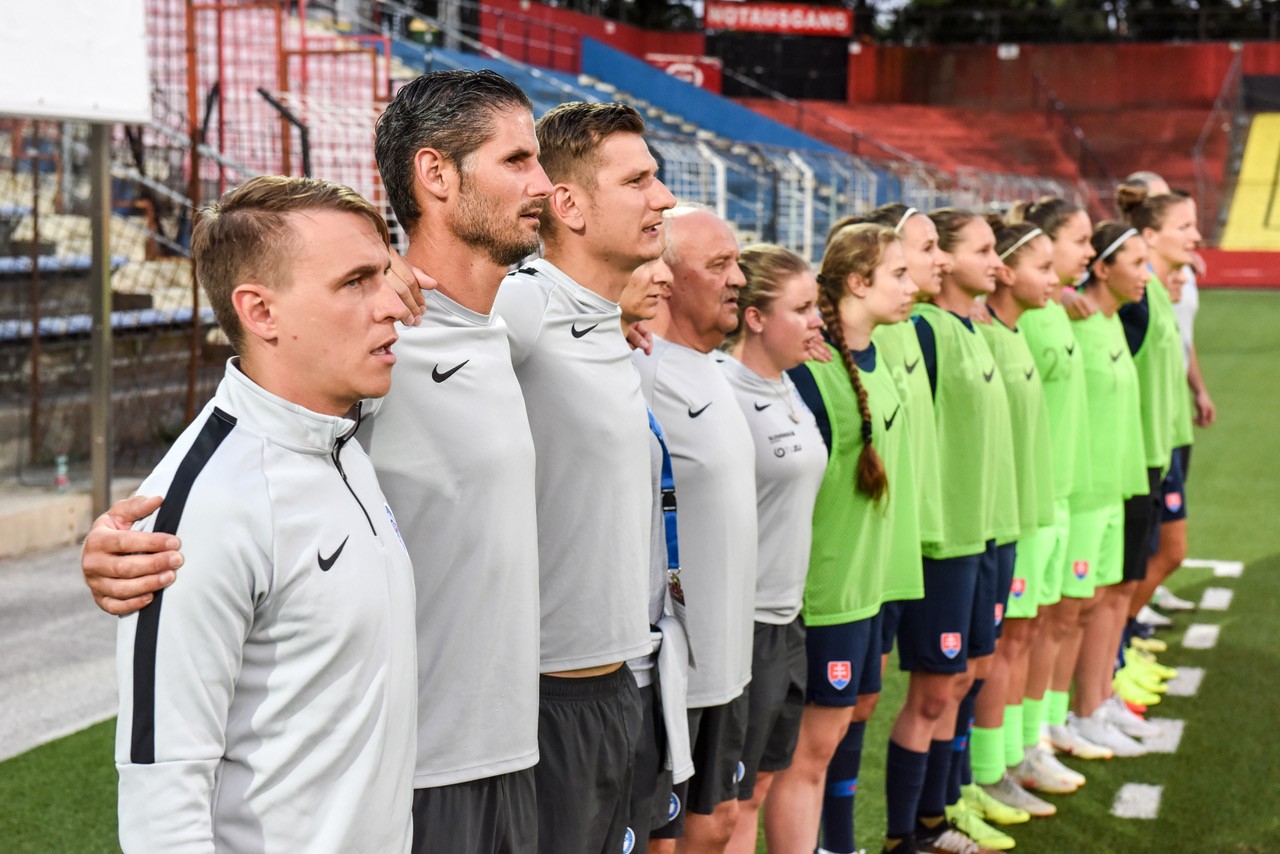 Tréner ženskej reprezentácie Peter Kopúň (vľavo) povolal na dvojzápas kvalifikáce ME 2021 proti Lotyšsku a Švédsku 23 hráčok.