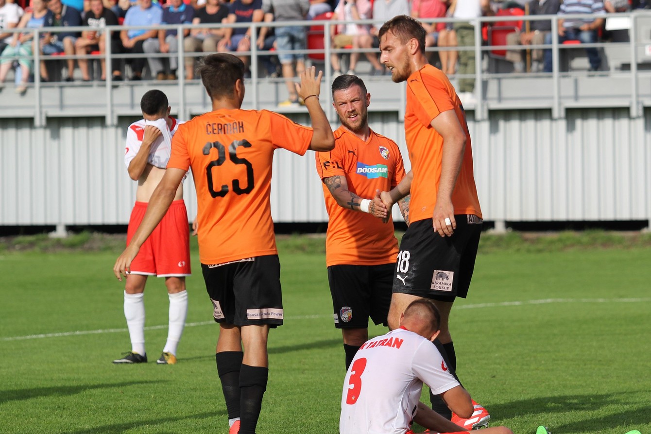 Slovenský futbalista vo farbách Plzne Erik Pačinda (v strede) sa teší z gólu v sieti Liptovského Mikuláša.