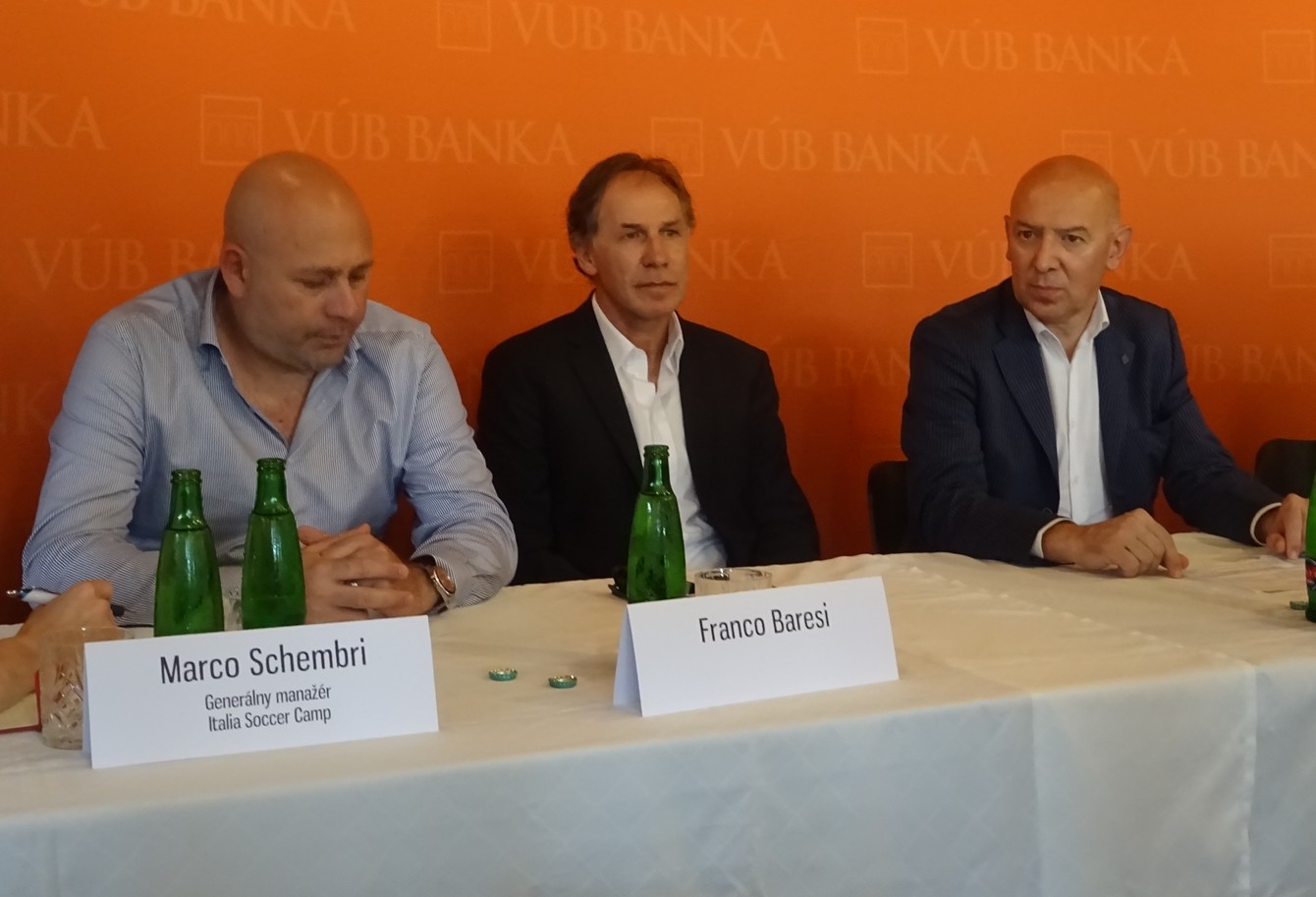 Baresi (uprostred) na tlačovej konferencii ukázal, že má prehľad o Slovákoch v talianskych kluboch.