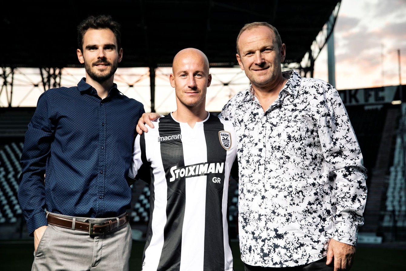 Miroslav Stoch so sprostredkovateľom z firmy FS Agency, ktorá ho zastupuje, Milanom Lednickým (vpravo) a jeho synom Dominikom.