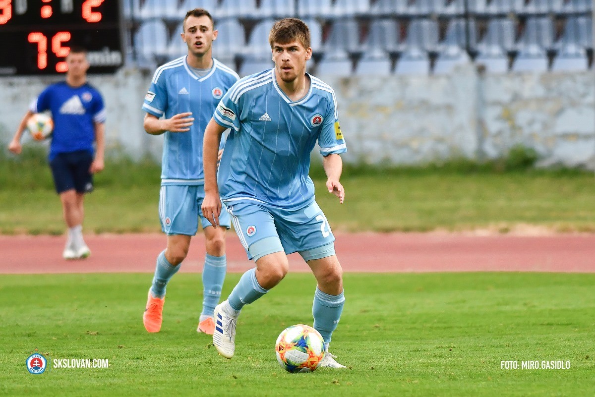 Samuel Kozlovský, ktorý má 19 rokov, je hráčom rezervy ŠK Slovan Bratislava.