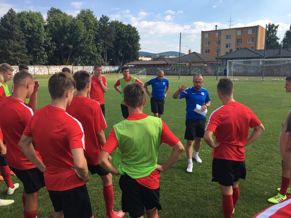 Tréner Marek Bažík vysvetľuje hráčom svoje myšlienky na premiérovom zraze reprezentačnej šestnástky pod jeho vedením.