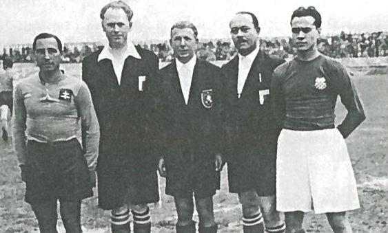 Snímka z prvého vzájomného zápasu Slovenska s Chorvátskom (1:1), 7. septembra 1941. Vľavo kapitán Ivan Chodák, vpravo chorvátsky kapitán Antolkovič.