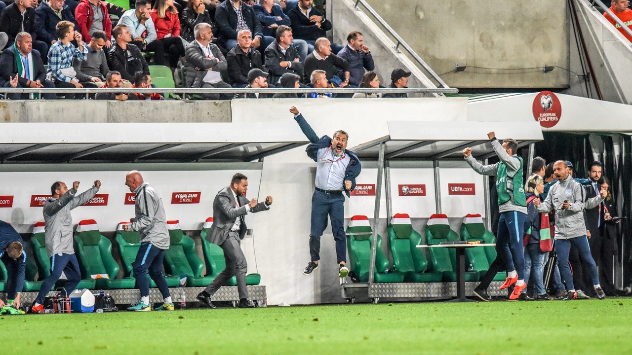 Futbalová radosť v podaní slovenskej lavičky, hlavný protagonista tréner Pavel Hapal.
