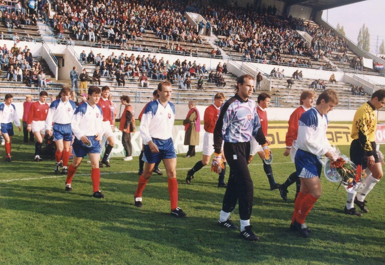 20. apríla 1994 nastúpili Slováci na prvý domáci zápas v novodobých dejinách. Chorvátsko zdolali 4:1.