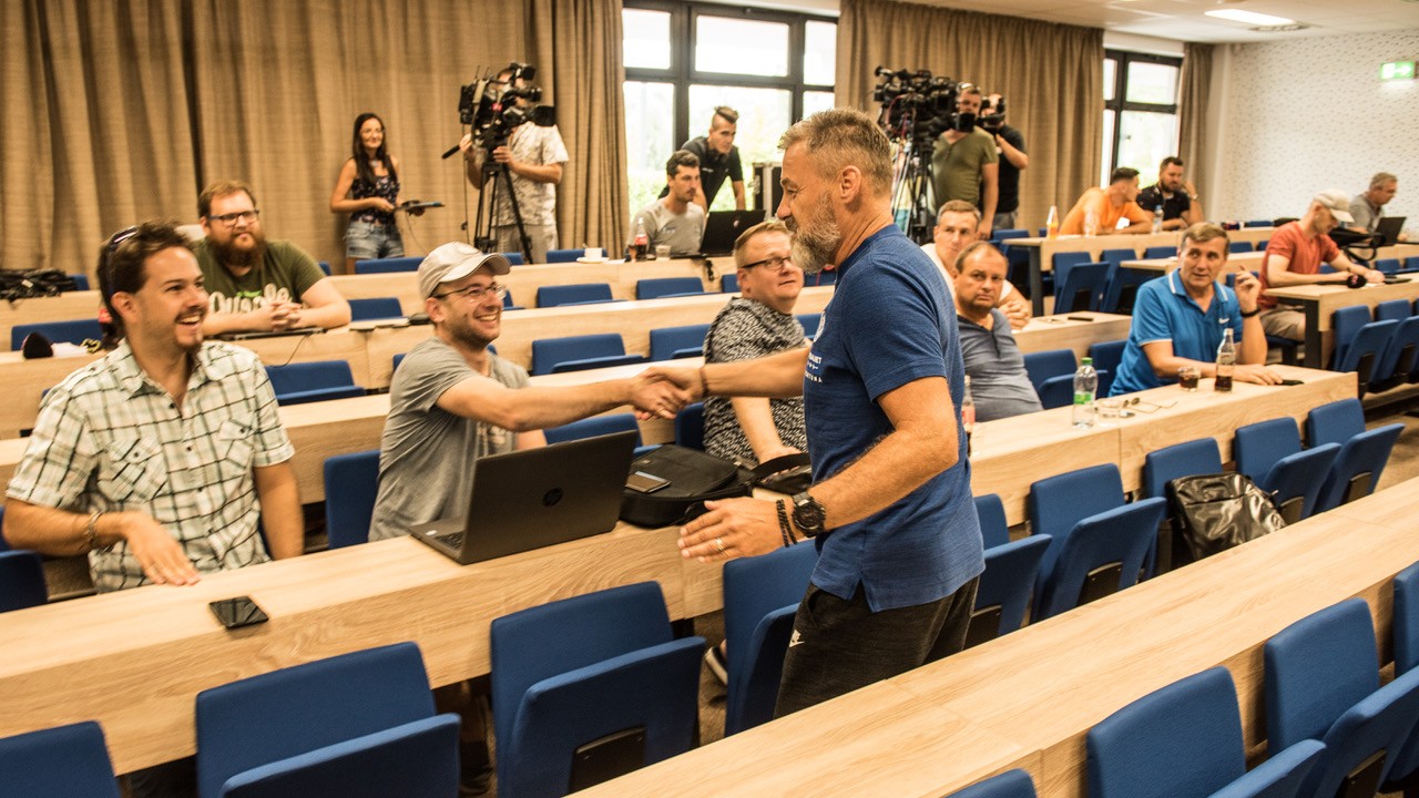 Reprezentačný tréner Pavel Hapal sa pred tlačovou konferenciou zdraví so zástupcami médií.