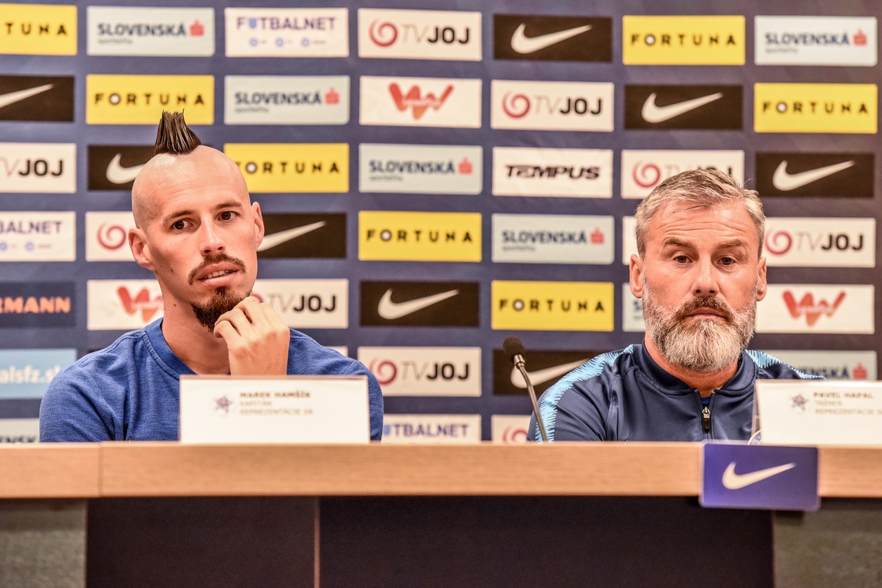 Na otázky novinárov odpovedali kapitán Marek Hamšík (vľavo) a tréner Pavel Hapal.