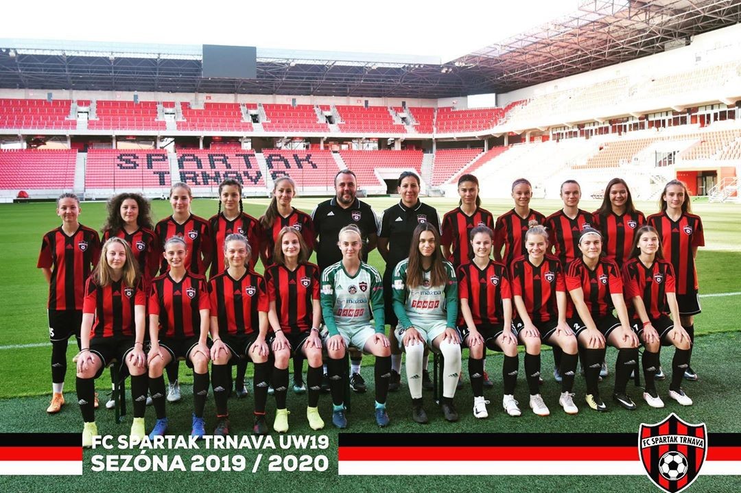 Žaneta Šulíková v drese FC Spartak Trnava WU19 (v hornom rade štvrtá zľava).