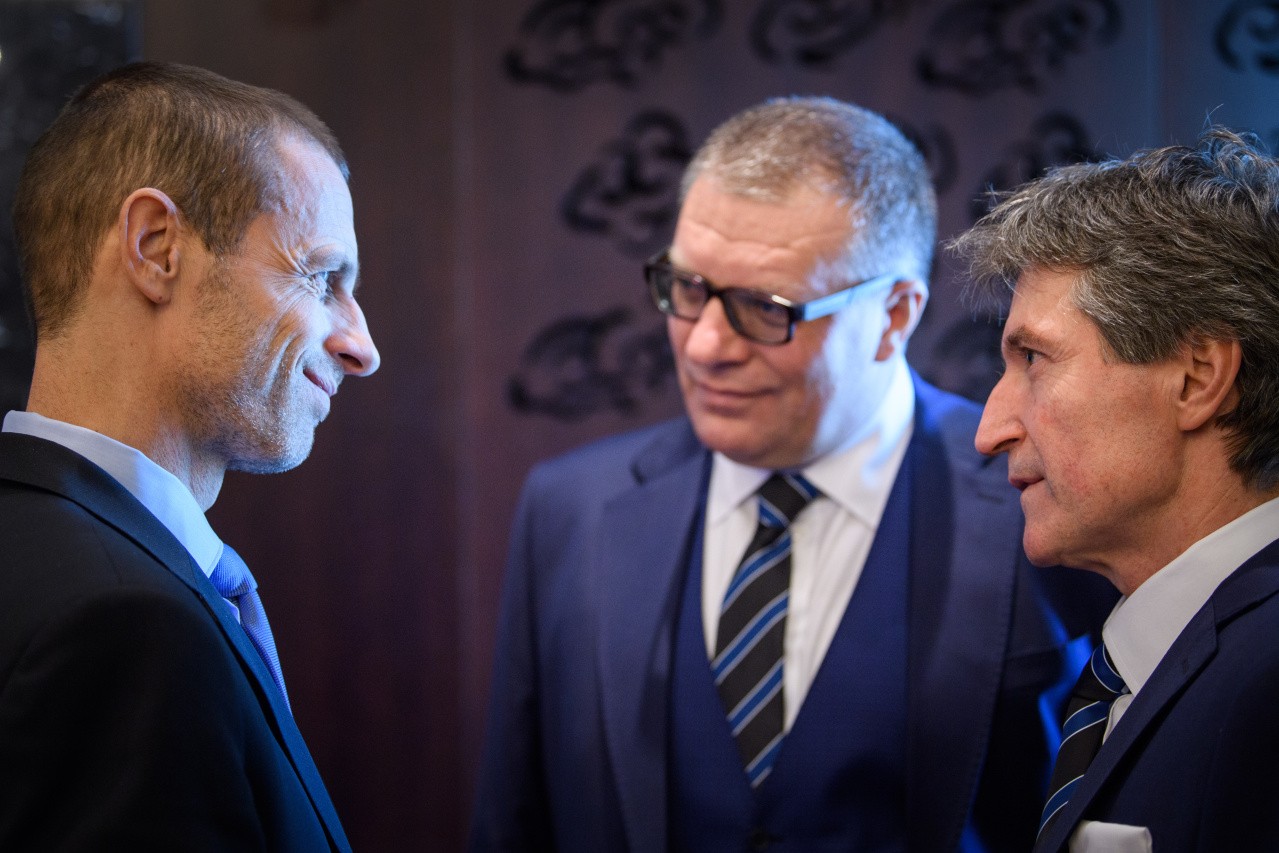 Jozef Kliment v spoločnosti dvoch prezidentov, Aleksandra Čeferin z UEFA (vľavo) a Jána Kováčika zo SFZ (v strede).