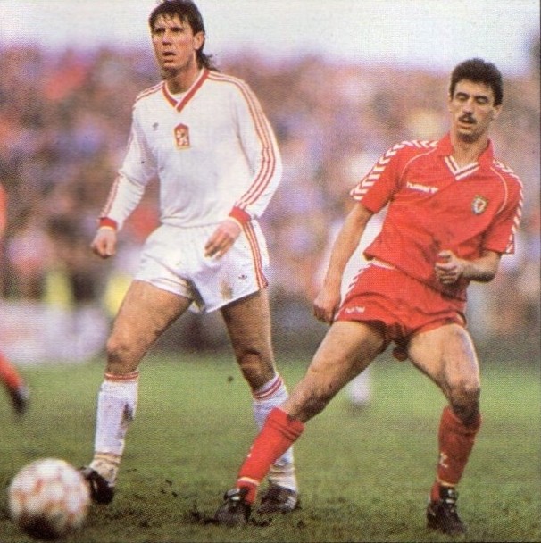 Jozef Chovanec v súboji s Ianom Rushom v kvalifikačnom zápase o postup na ME 1988 vo Wrexhame (1:1).