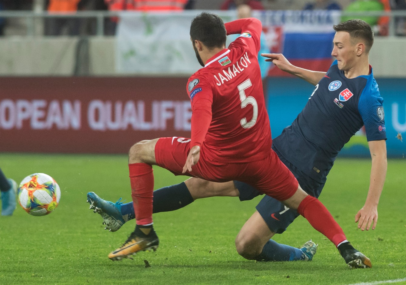 V ostatnom vzájomnom stretnutí zdolali Slovenskí sokoli na domácej pôde na štadióne Trnave Azerbajdžan 2:0. Na snímke Róbert Boženík v súboji s obrancom Jamalovom (19.11.2019).
