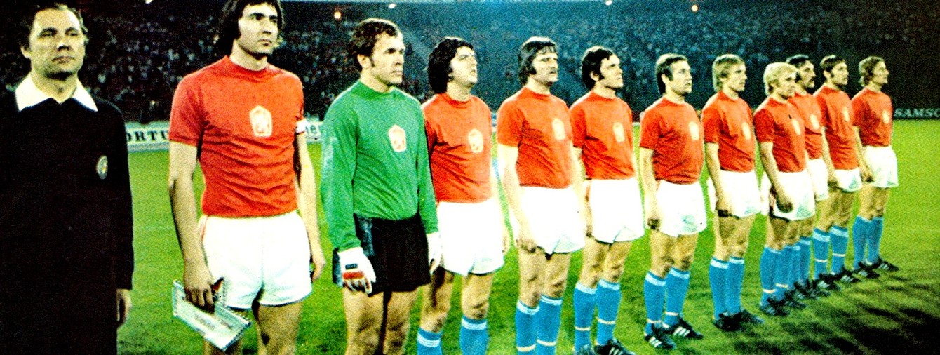 Futbalisti Československa pred finále ME 1976, Ján Švehlík piaty sprava.
