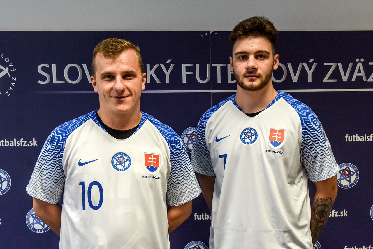Slovenskí reprezentanti v e-futbale Juraj Bojko (vľavo) a Kevin Rigó.