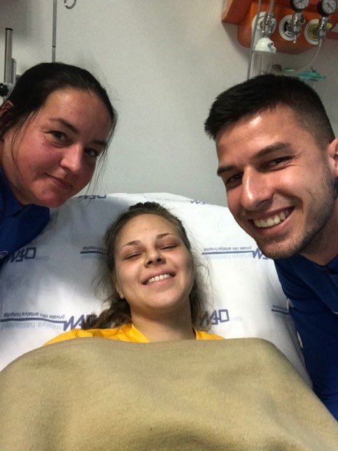 Vanesa Stachová s lekárkou Luciou Knappkovou a technickým vedúcim Filipom Troskom v tureckej nemocnici.