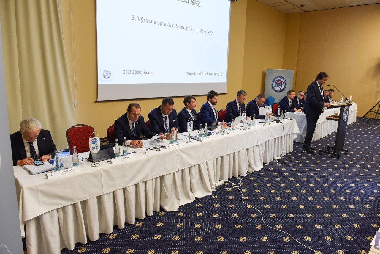Predsednícky stôl počas piatkovej riadnej konferencii SFZ v Senci.