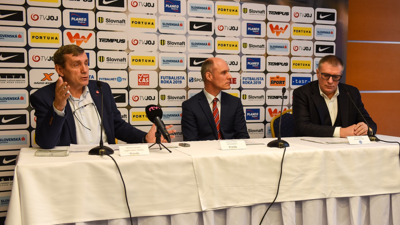 Na tlačovej konferencii s témou Futbalista roka 2019 zľava organizátor ankety Michal Zeman, šéfredaktor Pravdy Jakub Prokeš, prezident SFZ Ján Kováčik.