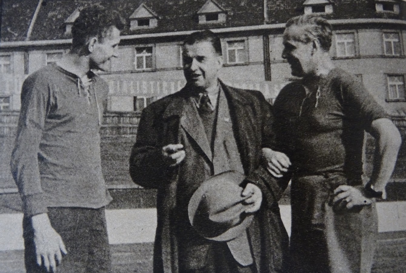 Vľavo Theodor Reimann, brankár slovenskej futbalovej reprezentácie v jej prvom medzištátnom zápase (27.8.1939 proti Nemecku 2:0). Na snímke s Bullom a Verešom.