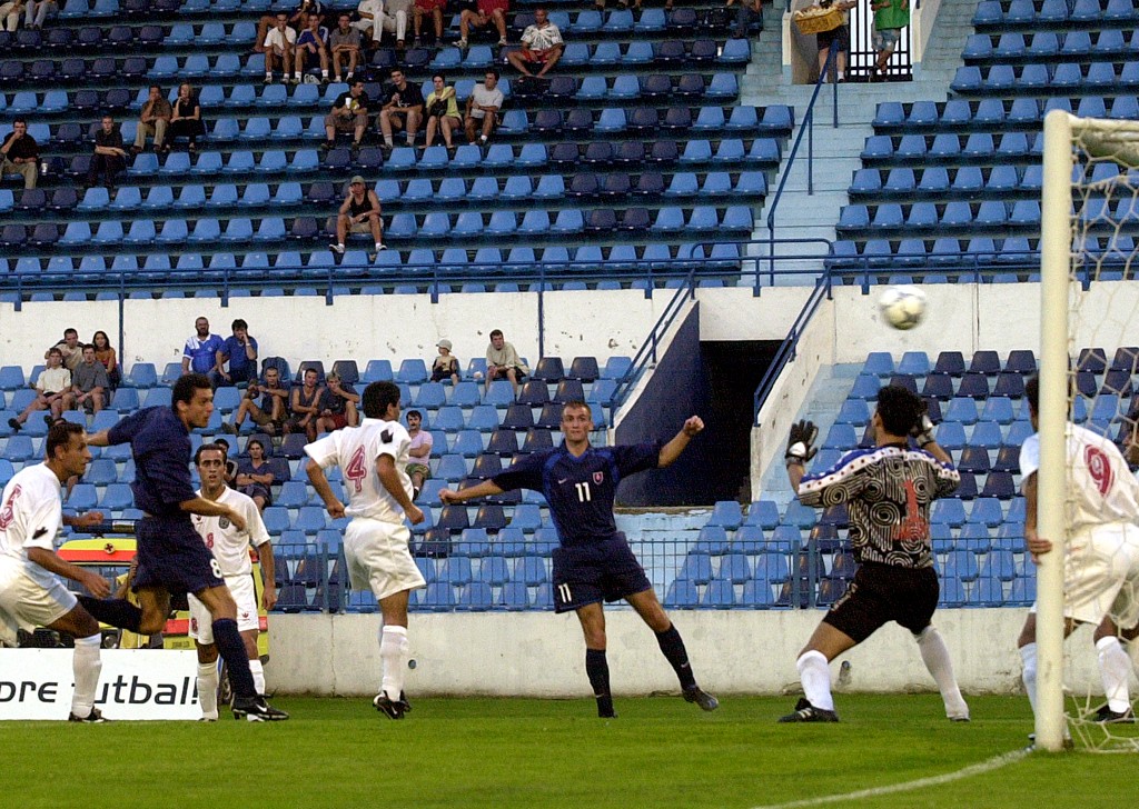 Tomáš Oravec (vľavo v modrom drese) okorenil svoj debut dvojgólovým zápisom do siete Iránu. Na snímke prekonáva brankára hostí Ibrahima Mirzapoura (15.8.2001).