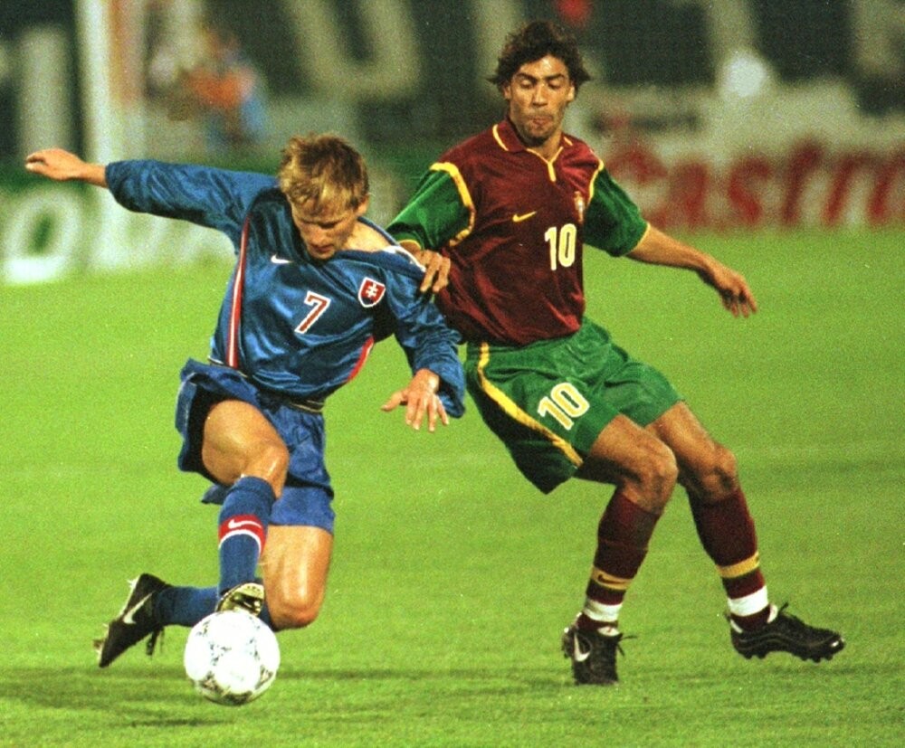 Miroslav Sovič a Rui Costa v kvalifikačnom zápase o postup na ME 2000 Slovensko – Portugalsko (14.10.1998 – Bratislava) 