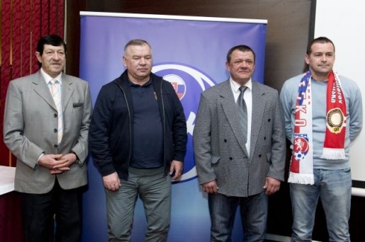 Zľava Ján Strausz, Peter Herda, Pavol Diňa a Róbert Semeník, si 31. marca 2015 v Žiline prevzali „Certifikáty členov Klubu ligových kanonierov“.
