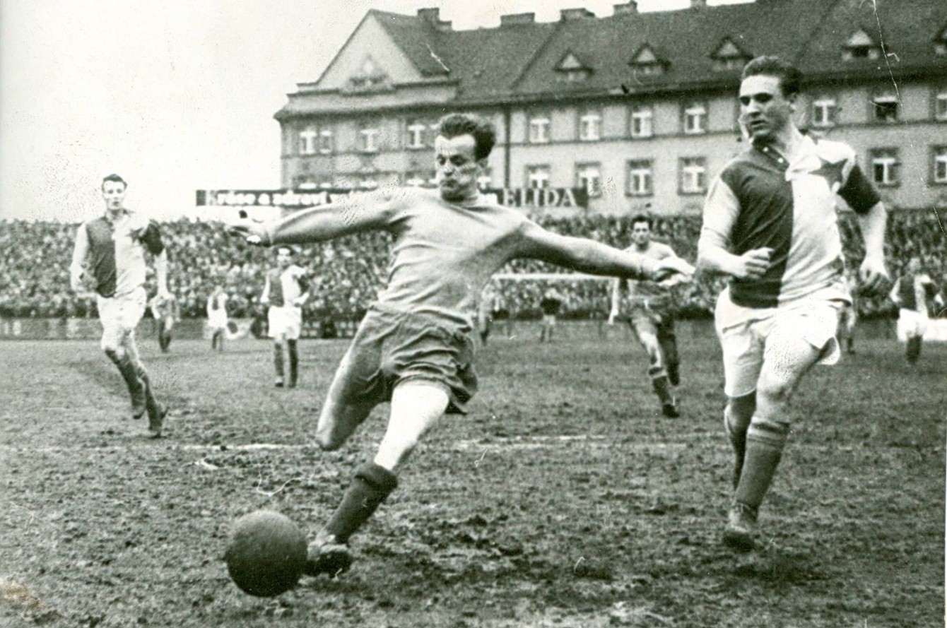 Vľavo Gejza Šimanský v ligovom zápase na ihrisku pražskej Slavie.