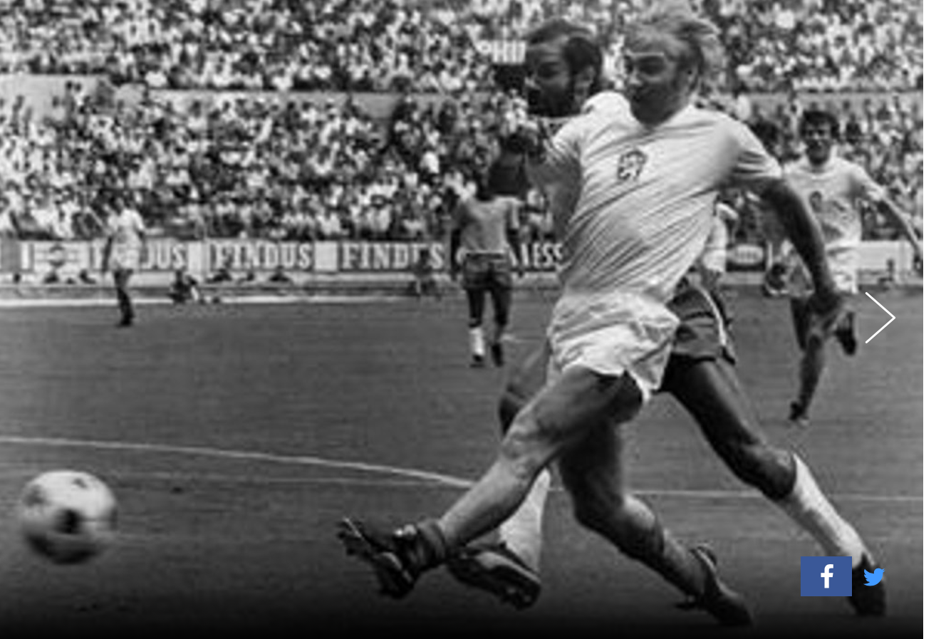 Ladislav Petráš, bránený Britom, strieľa gól Brazílii. Československo vedie nad neskorším šampiónom v zápase MS 1970 v Mexiku 1:0.