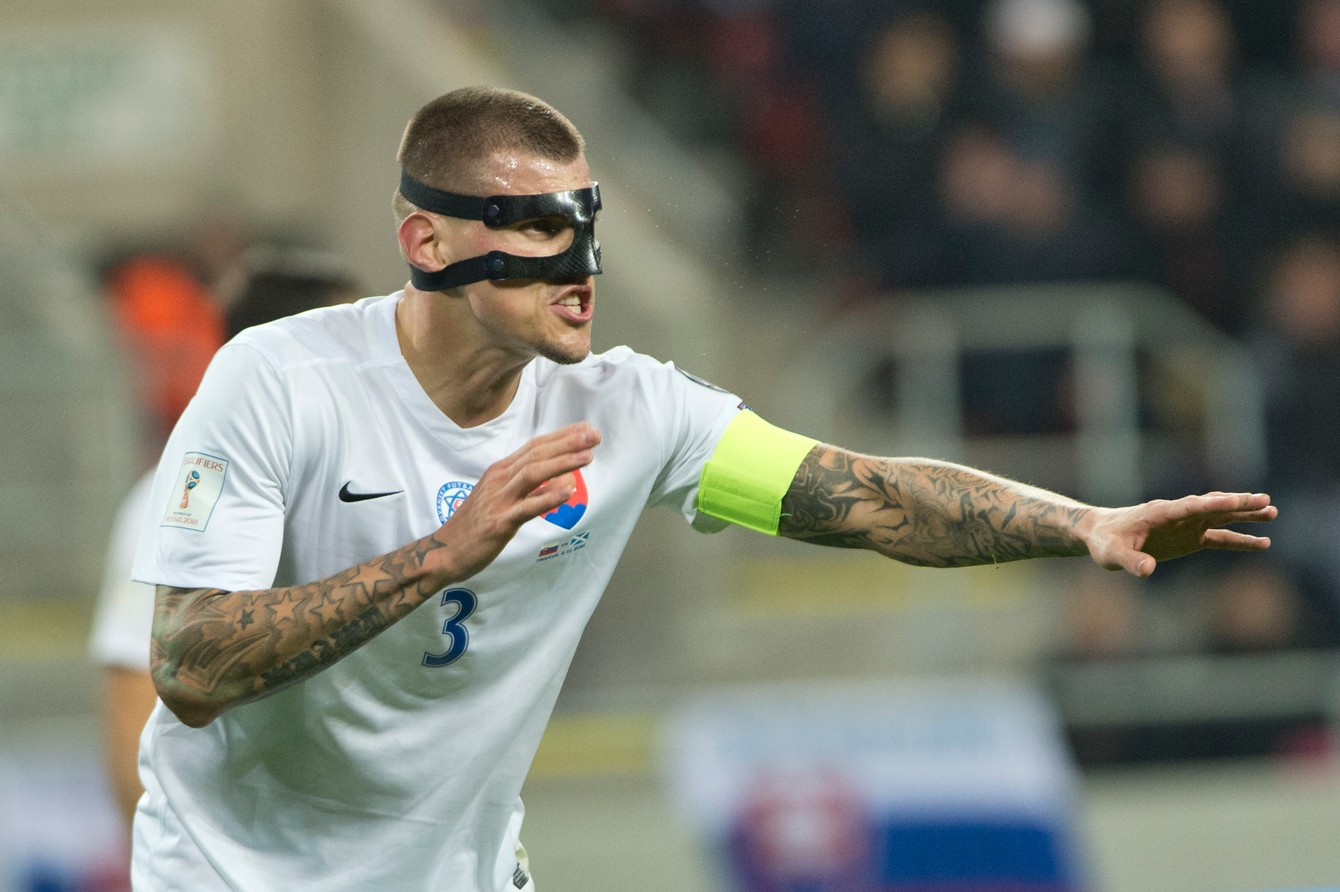 Srdciar Martin Škrtel s ochrannou maskou na tvári v reprezentačnom drese (Slovensko - Škótsko 3:0, 11. októbra 2016).
