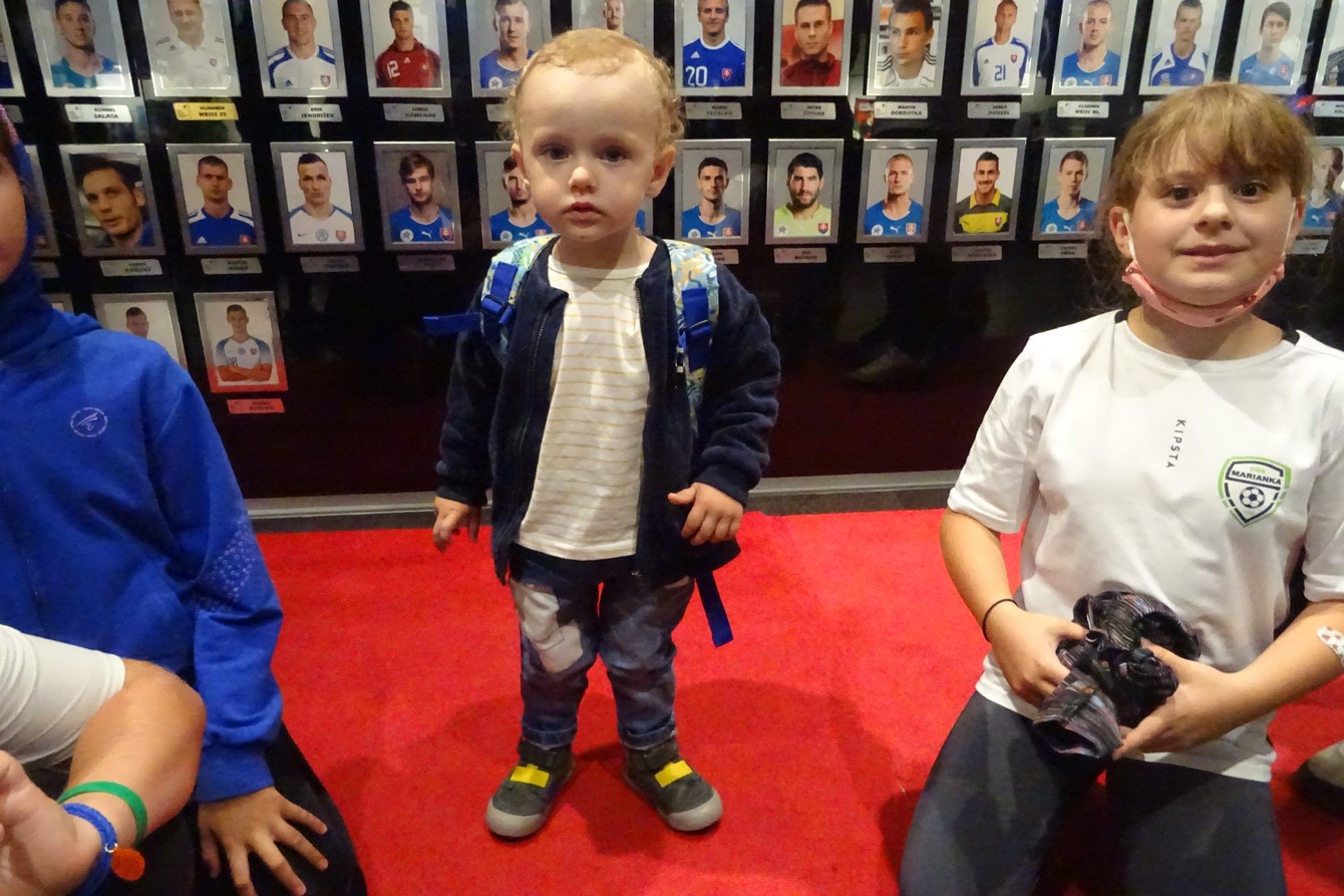 Ani nie dvojročný Oliverko Bubnič, najmladší návštevník Siene slávy slovenského futbalu.