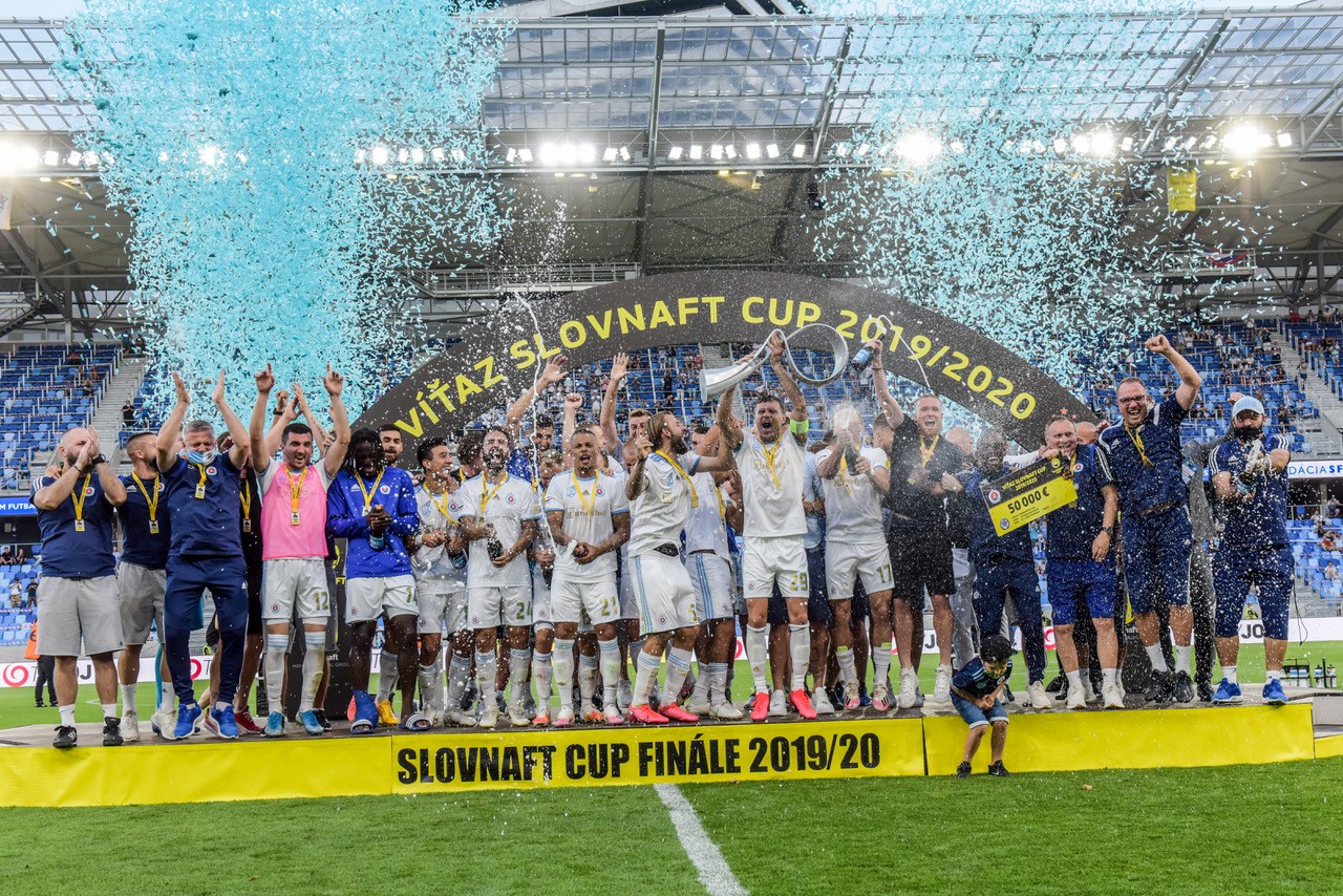 Naposledy sa z triumfu v Slovnaft Cupe tešili hráči Slovana Bratislava.